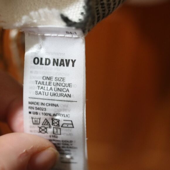 Old Navy Black and White Plaid Scarf 13x72 Acrylic Cozy Winter Accessory NWT - Picture 7 of 8